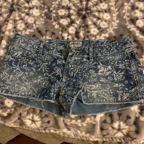 Size 9 Mudd Jean shorts - Picture 4 of 5